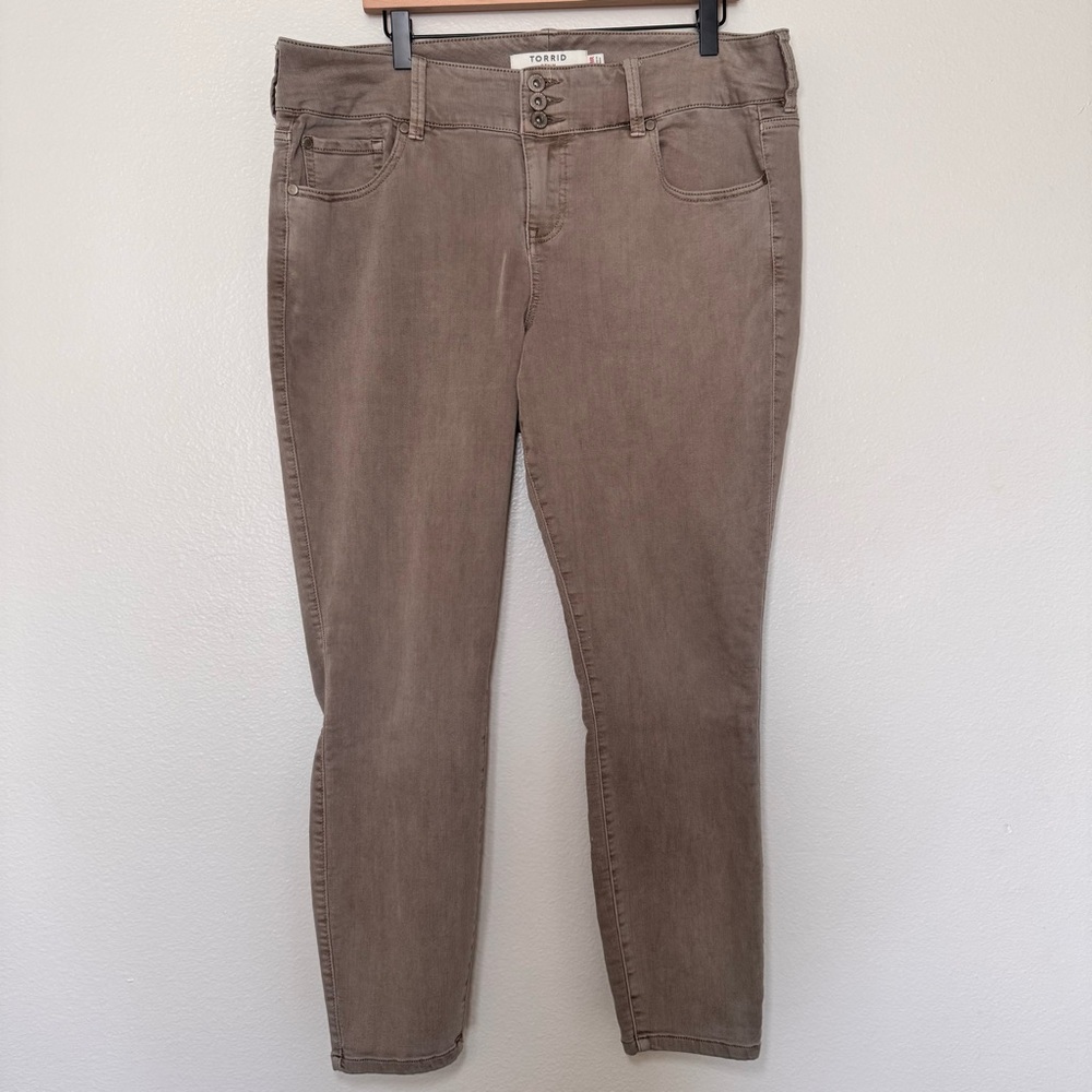 Torrid Premium Stretch Jegging Size 18R Taupe High Rise 3 Button Skinny